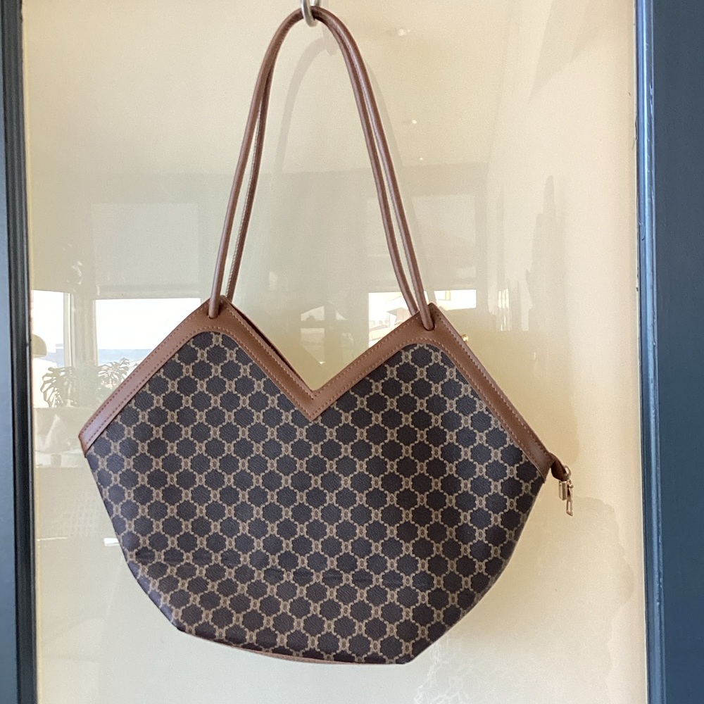 Tote with zipper